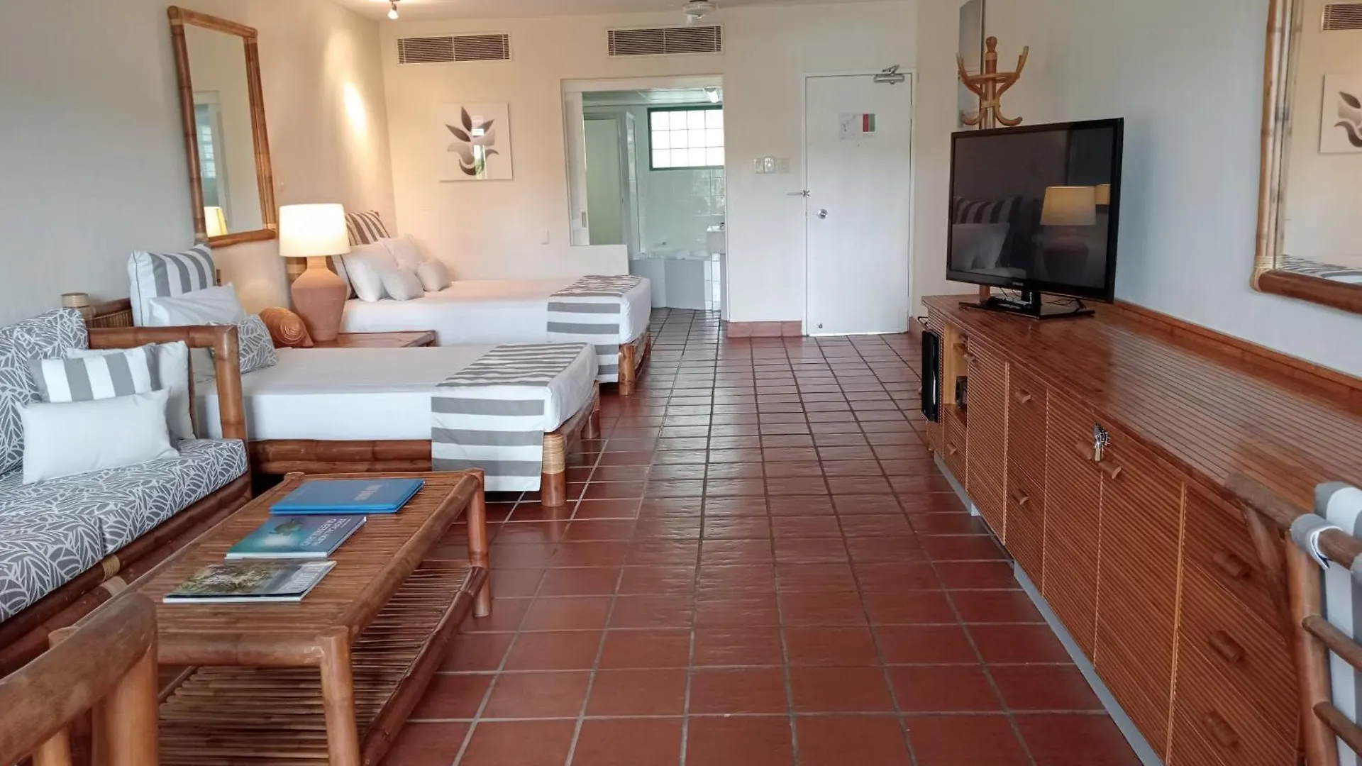 Aparthotel Club Tropical Resort - Official Onsite Reception & Check In Port Douglas